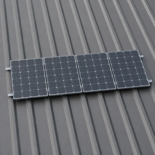 Vier hochkant montierte PV-Module auf einem Trapezblechdach